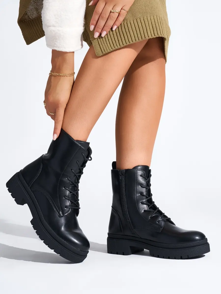 Pěkné dámské kotníkové boty černé na platformě