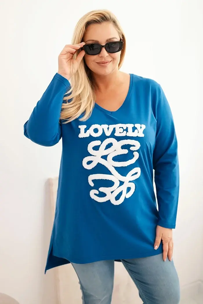 Kesi Dámská blůza Plus Size bavlněná s nápisem a výstřihem do V chabrová