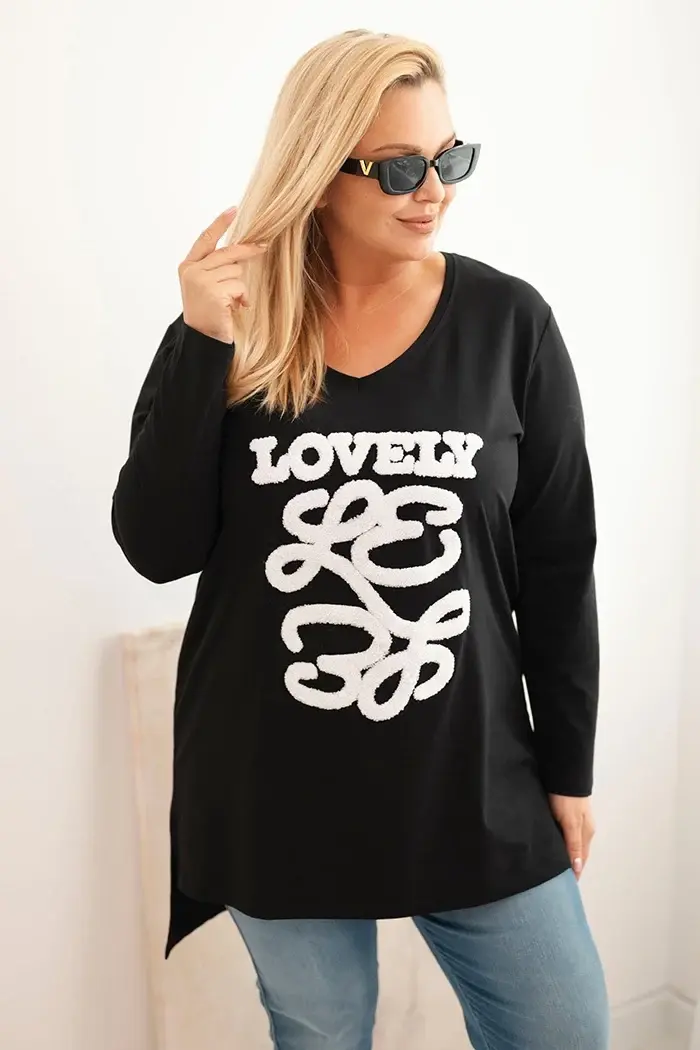 Kesi Dámská plus size bavlněná blůza s nápisem a výstřihem do V černá