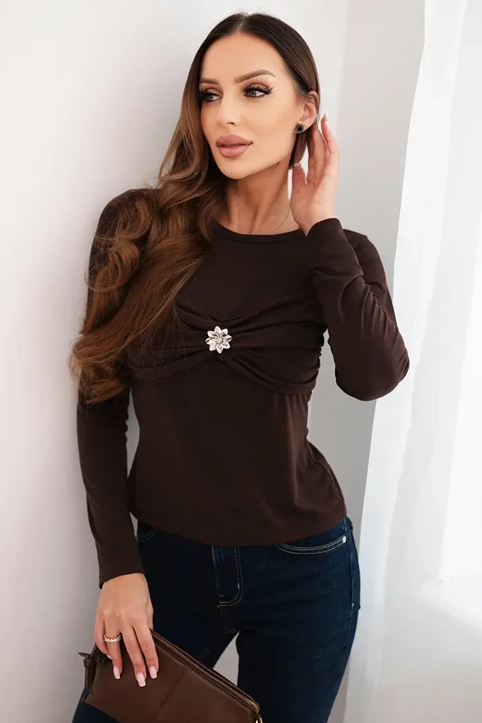 Kesi Włoski Dámská blůza z viskózy přiléhavá s drapováním a broží hnědá