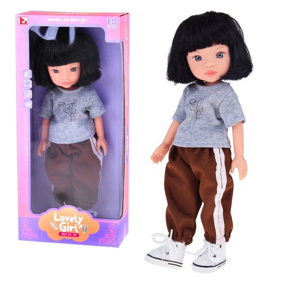 Okouzlující panenka s krátkými černými vlasy ve sportovním outfitu