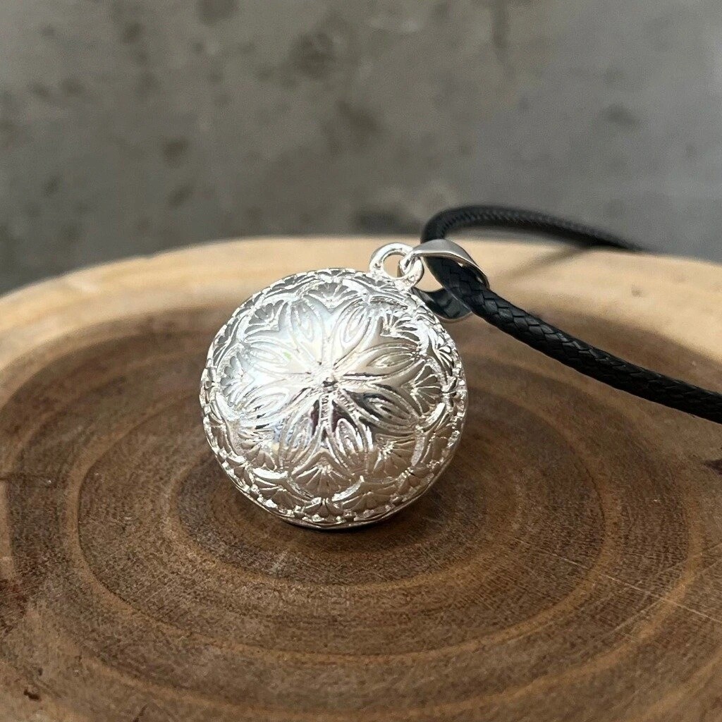 MUMMY BELL Dlouhý dámský náhrdelník s postříbřenou rolničkou Flora FLS20