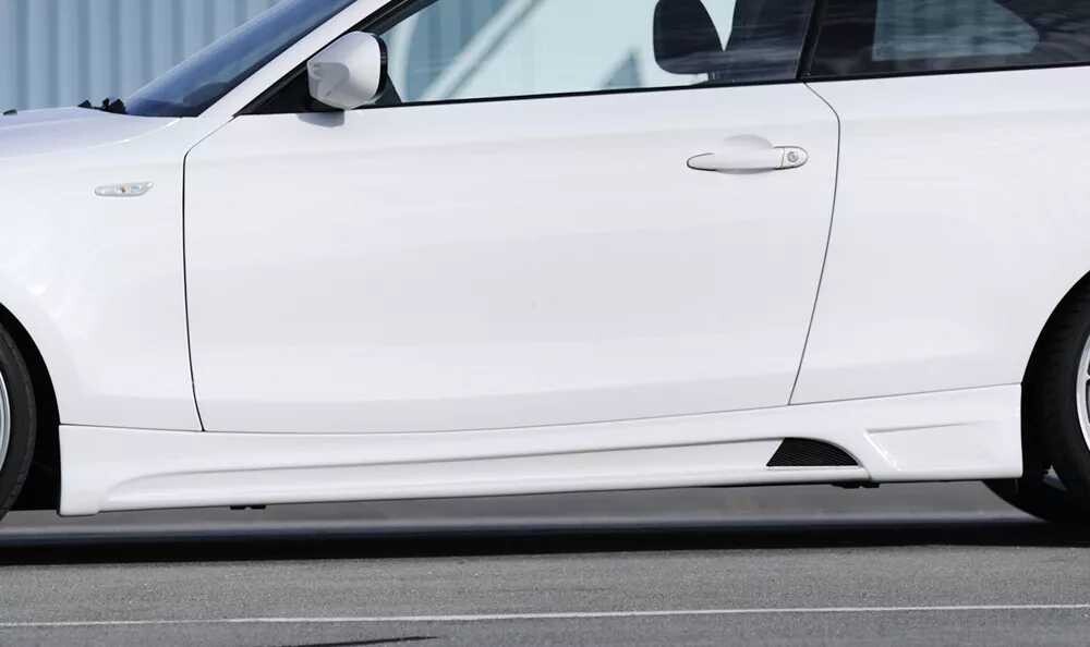 Rieger Tuning Rieger boční práh mont. strana pravá pro BMW řada 1 E81, E82, E88 2-dvéř., kabriolet, kupé, sedan, r.v. 09/04-08/11, 10/07-, plast ABS bez povrchové úpravy, s prolisem a výřezem