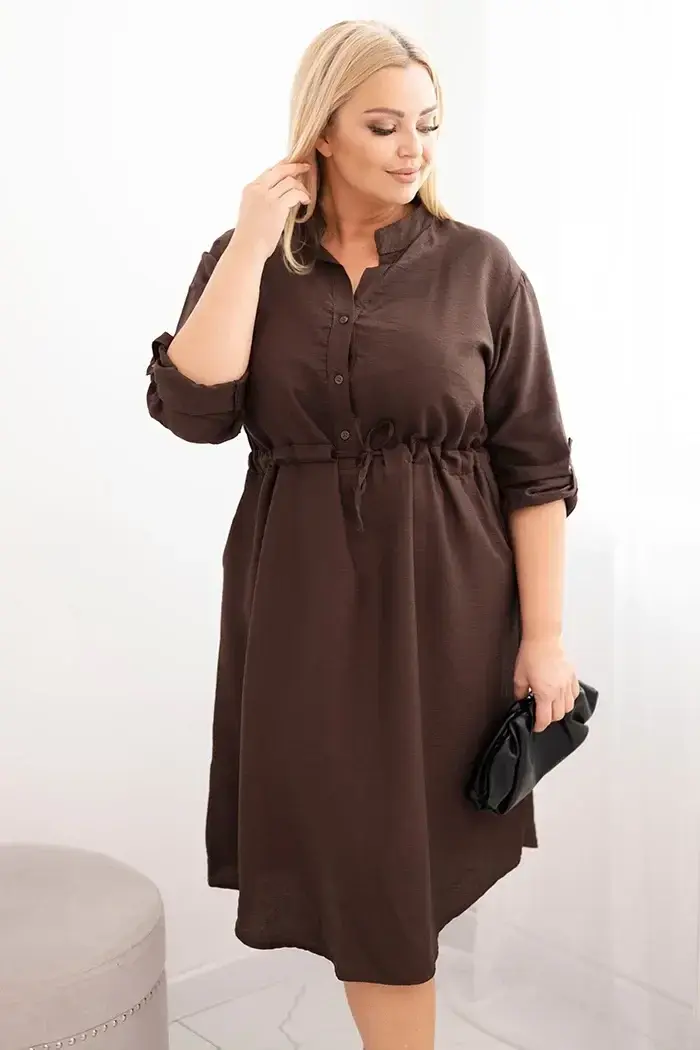 Kesi Włoski Dámská viskózová suknička Plus Size s knoflíky a vázáním v pase hnědá
