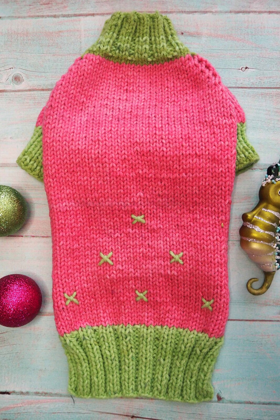 Růžový, ručně vyráběný svetr pro psa – zimní velikost M/L