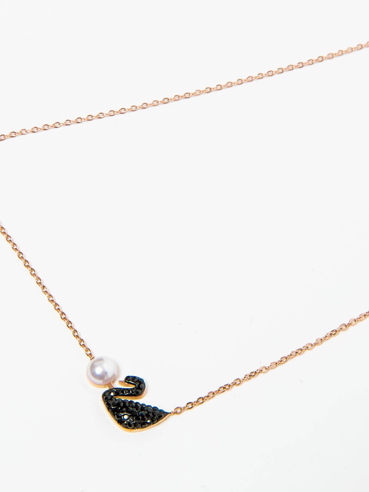 Black swan and pearl necklace black
