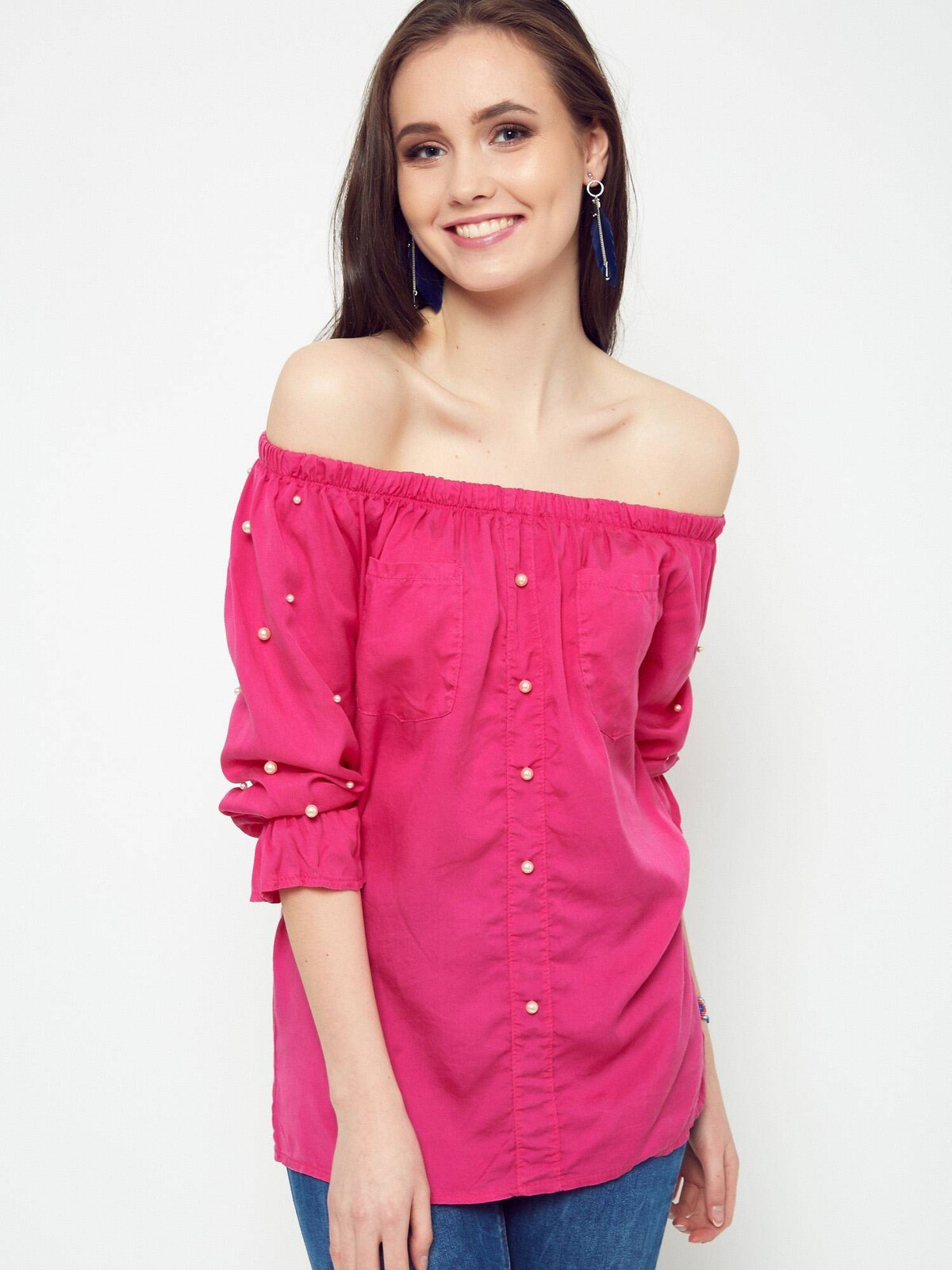 Blouse with pearls revealing the shoulders fuchsia