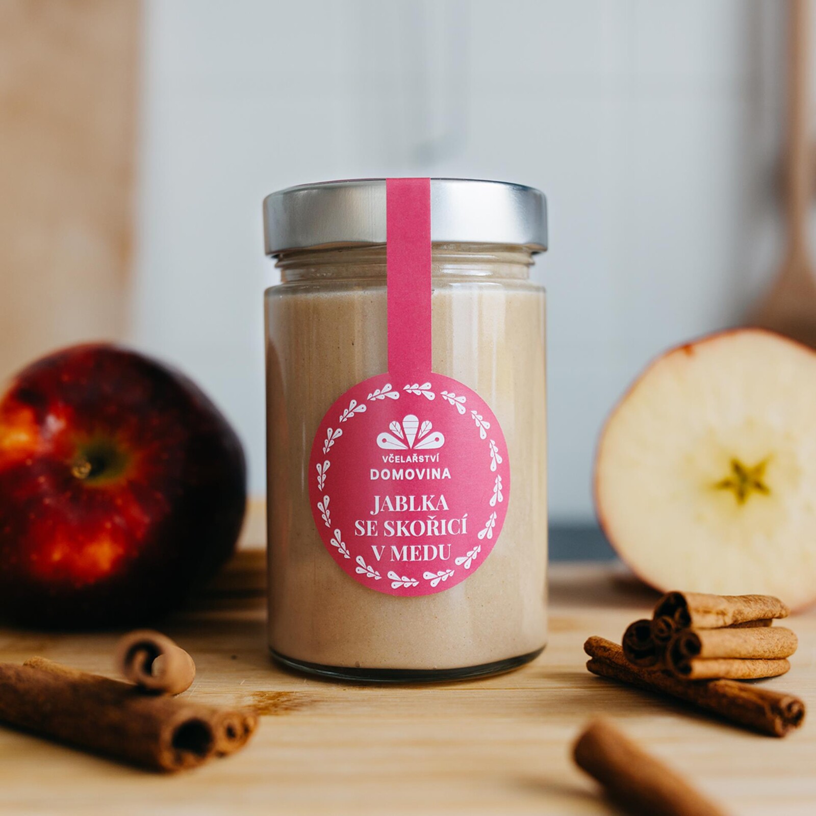 Ochucený med, jablka se skořicí v medu, 380 g