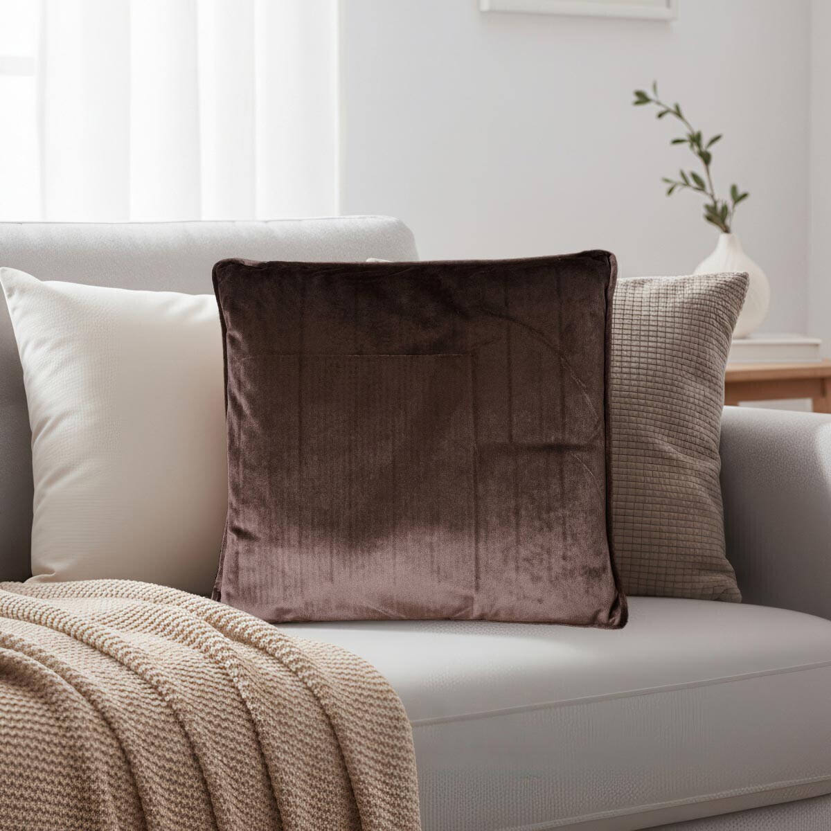 Dekorační sametový polštář, 45 x 45 cm, hnědý