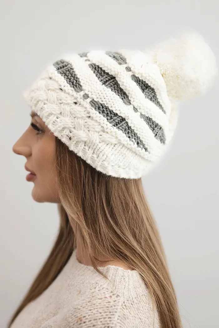 Kesi Dámská zimní pletená čepice s bambulí a copánkovým vzorem K466 ecru