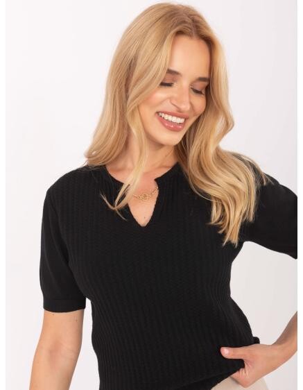 Černý svetr s kulatým výstřihem