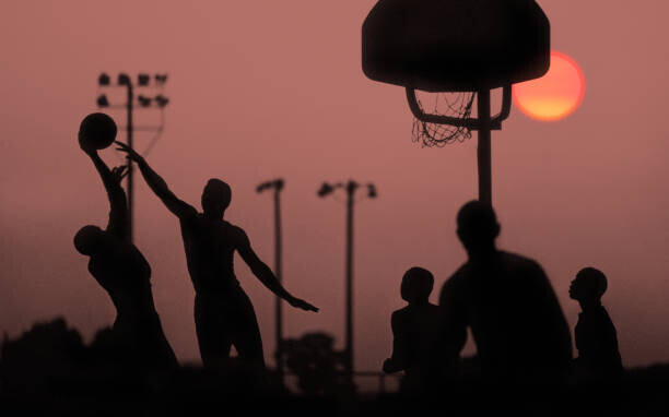 Grant Faint Plakát, Obraz - Young men playing basketball at sunset., Grant Faint, 40 × 26.7 cm