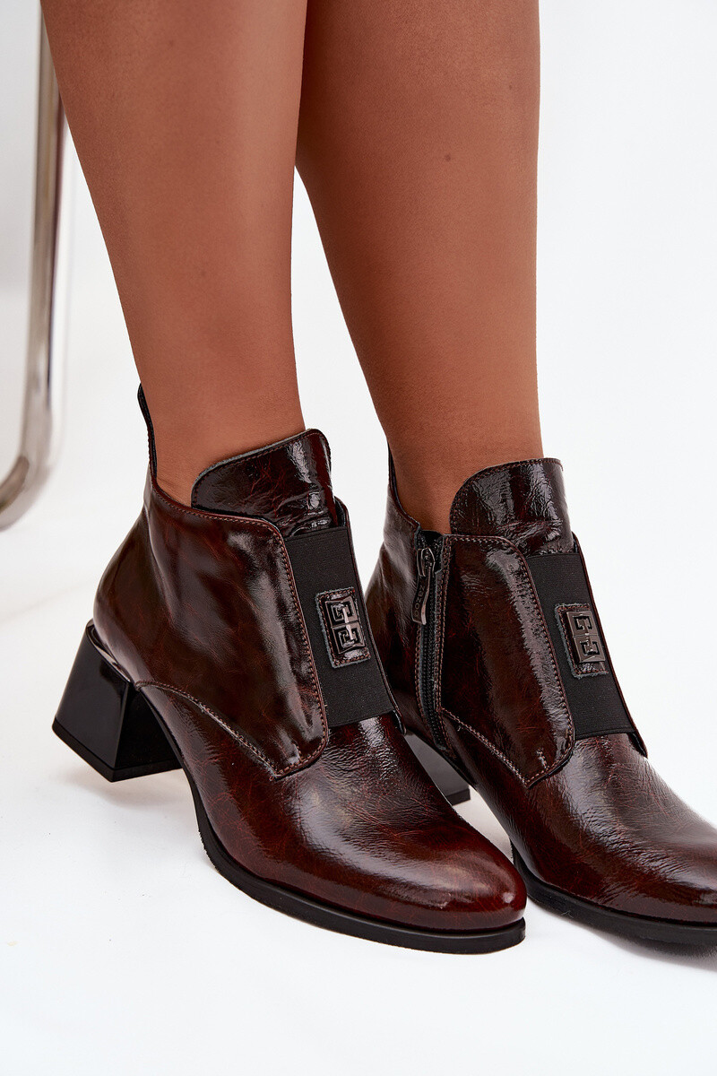 Kožené lakované kotníkové boty na podpatku