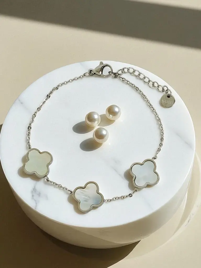 Náramek Callisto Nero s květinovým motivem