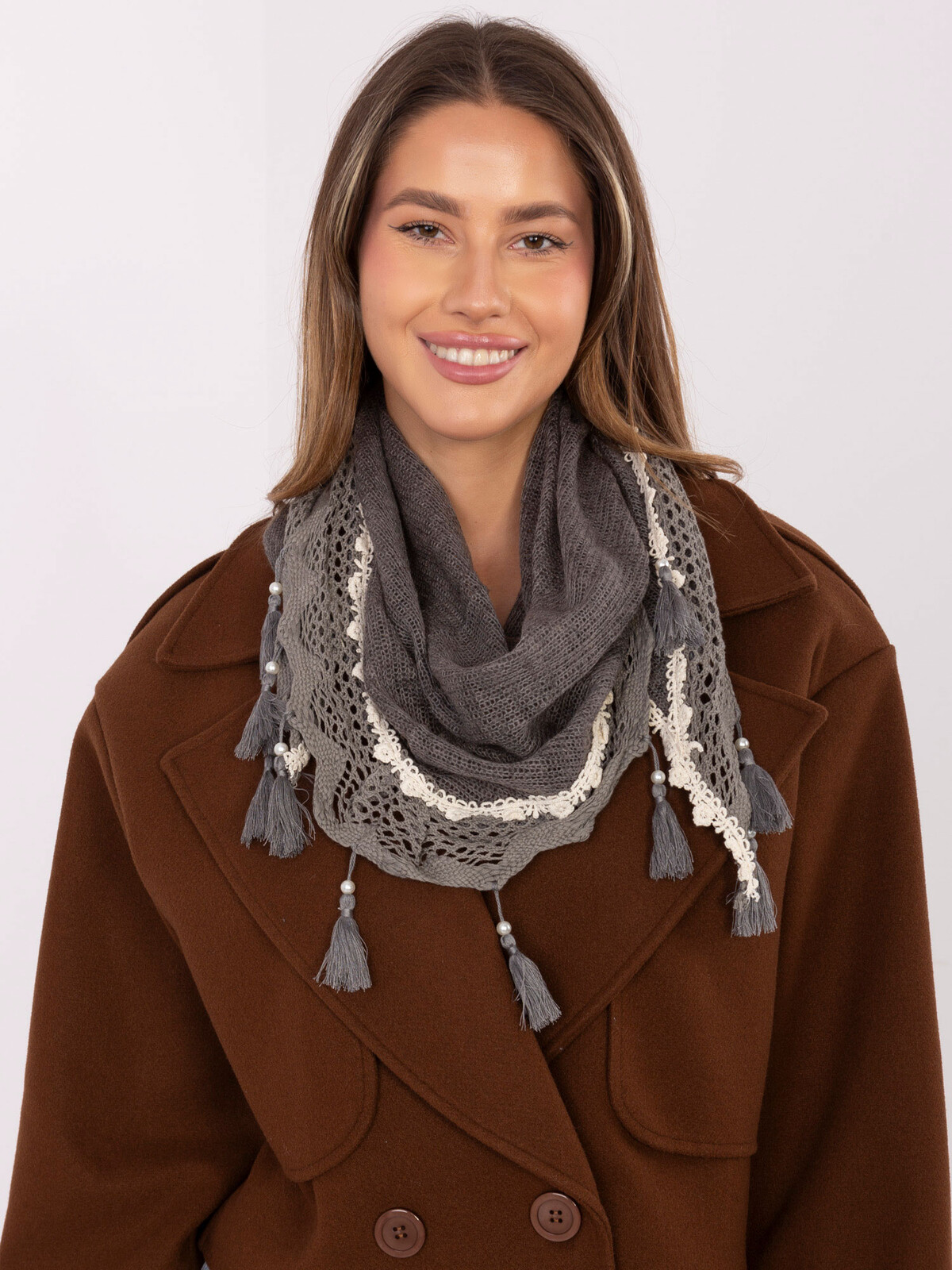 Tmavě šedá šála s krajkou a třásněmi