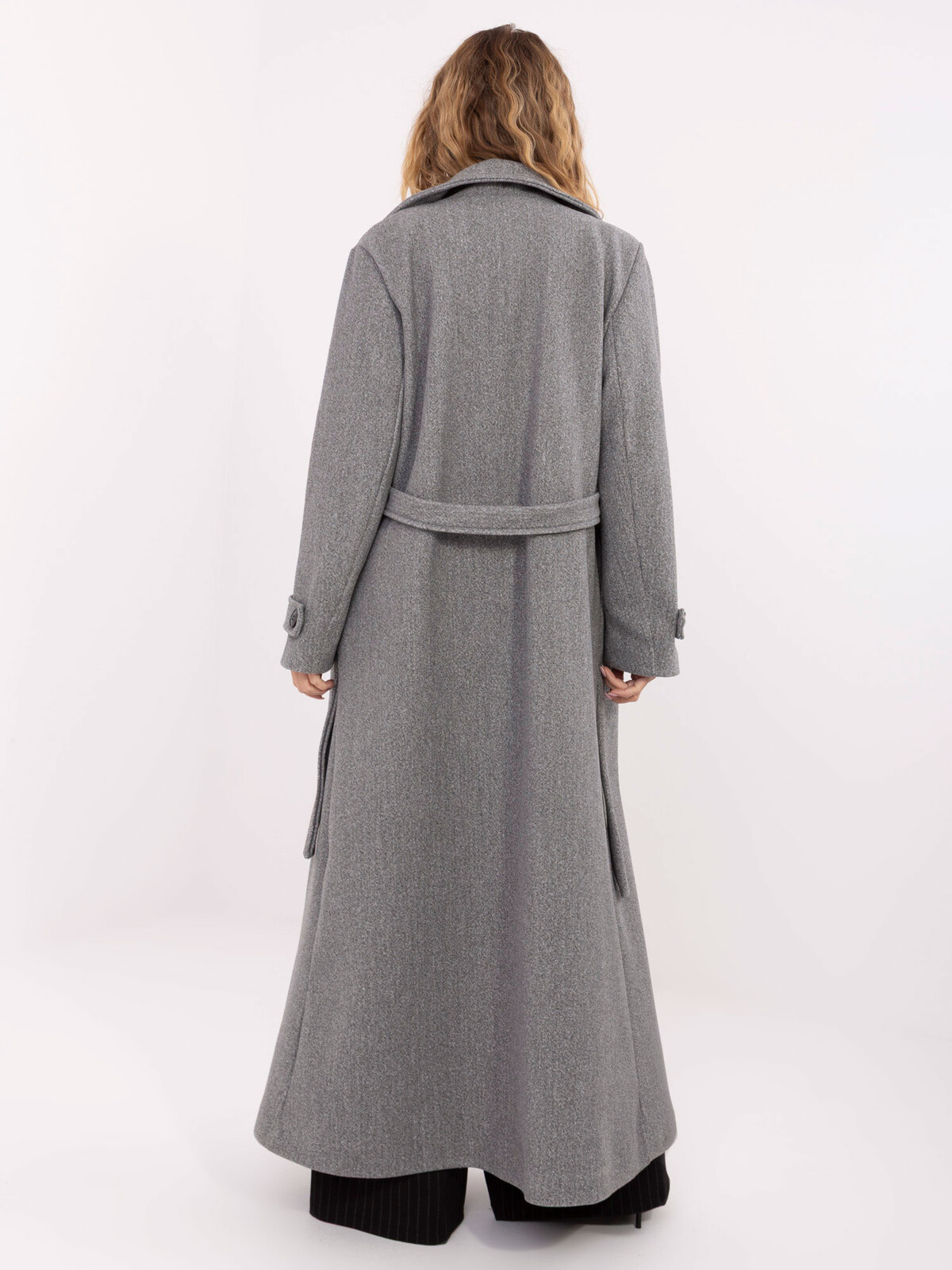 Dlouhý šedý kabát s páskem