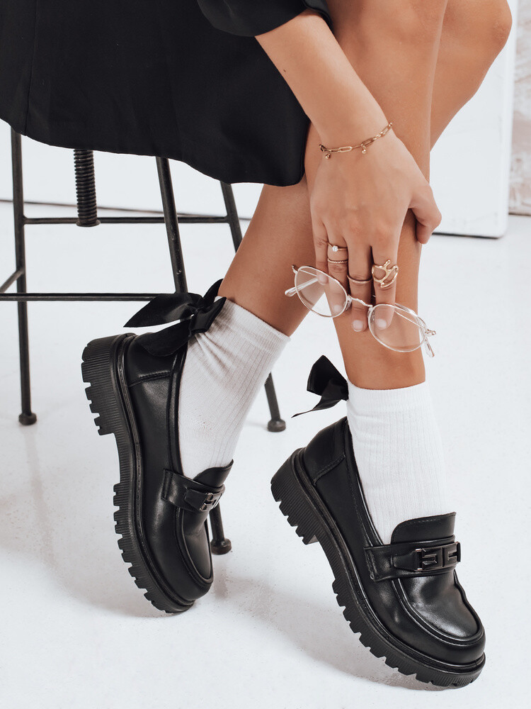 Černé polobotky na platformě