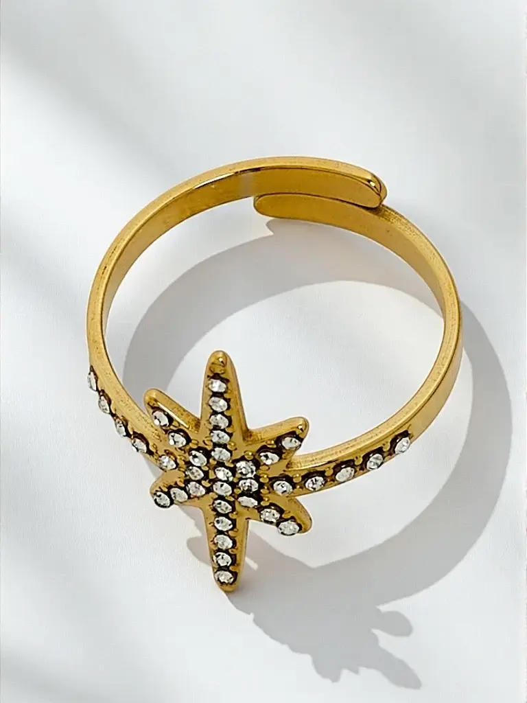 Zlatý náramek s ozdobnými přívěsky