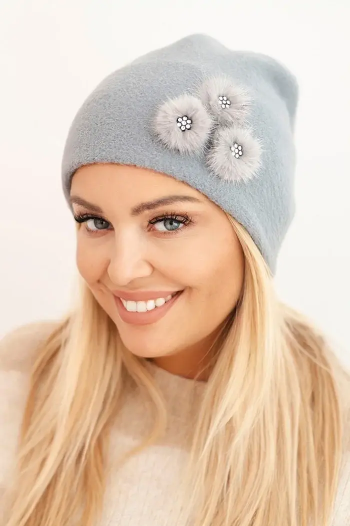 Dámská čepice s ozdobnými kožešinovými květy