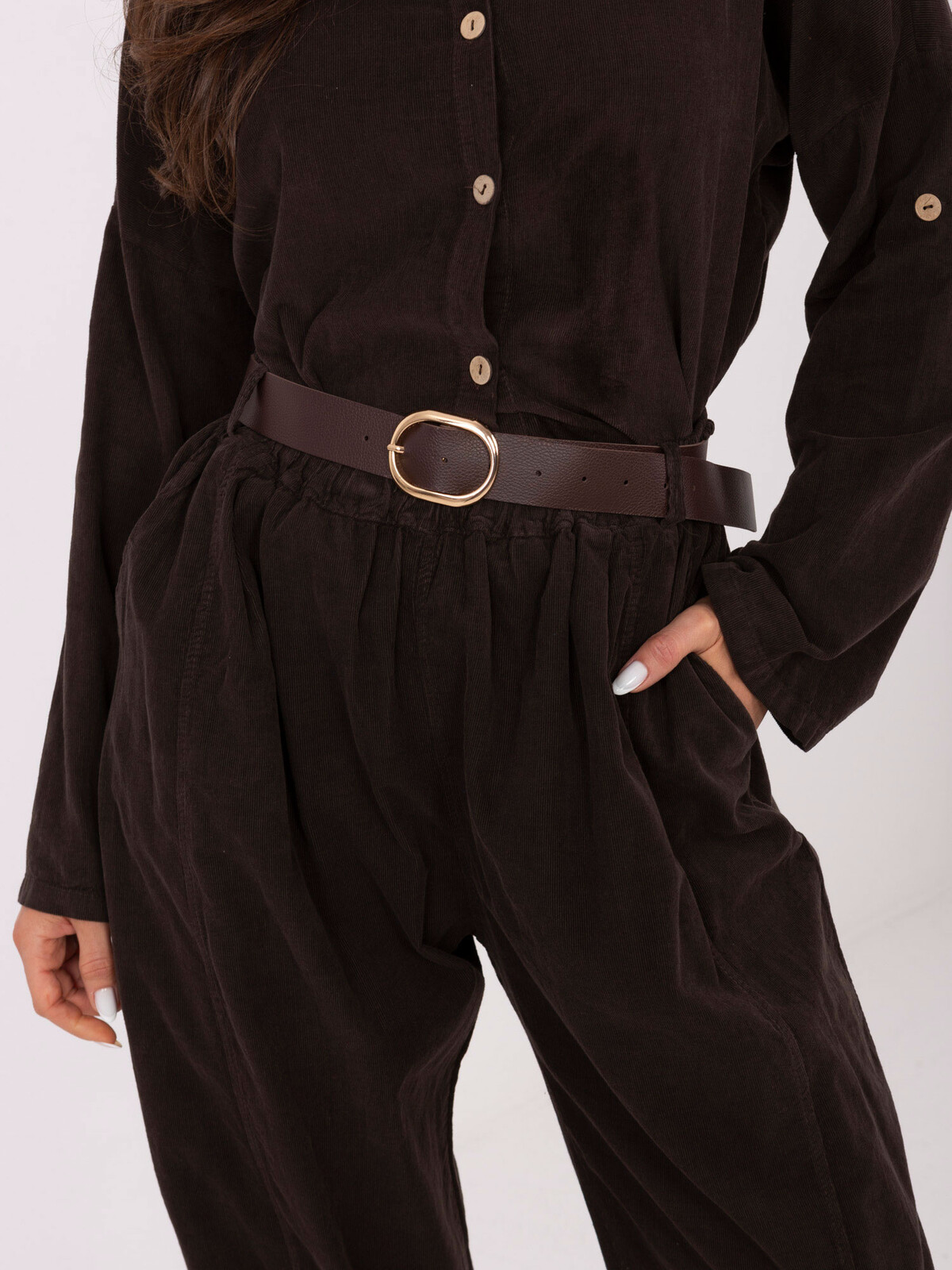 Tmavě hnědé kalhoty s páskem