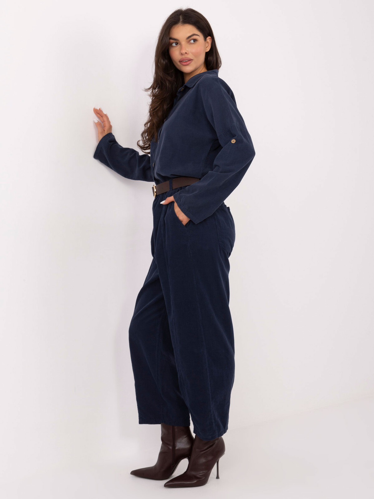 Tmavě modré kalhoty s páskem