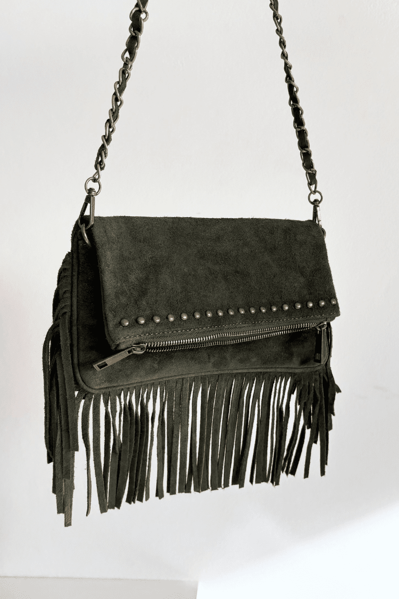 Semišová kabelka s řetízkem a třásněmi