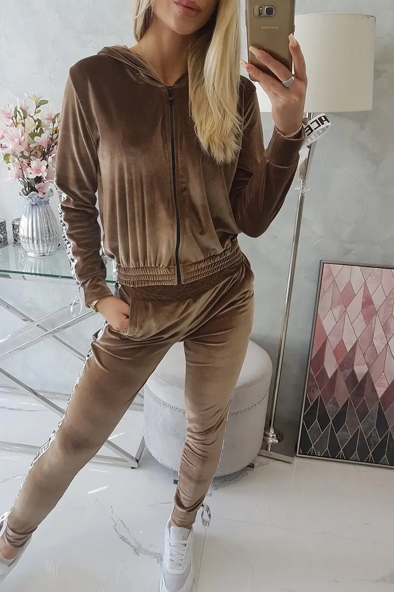 Velurová souprava s ozdobnými pásky