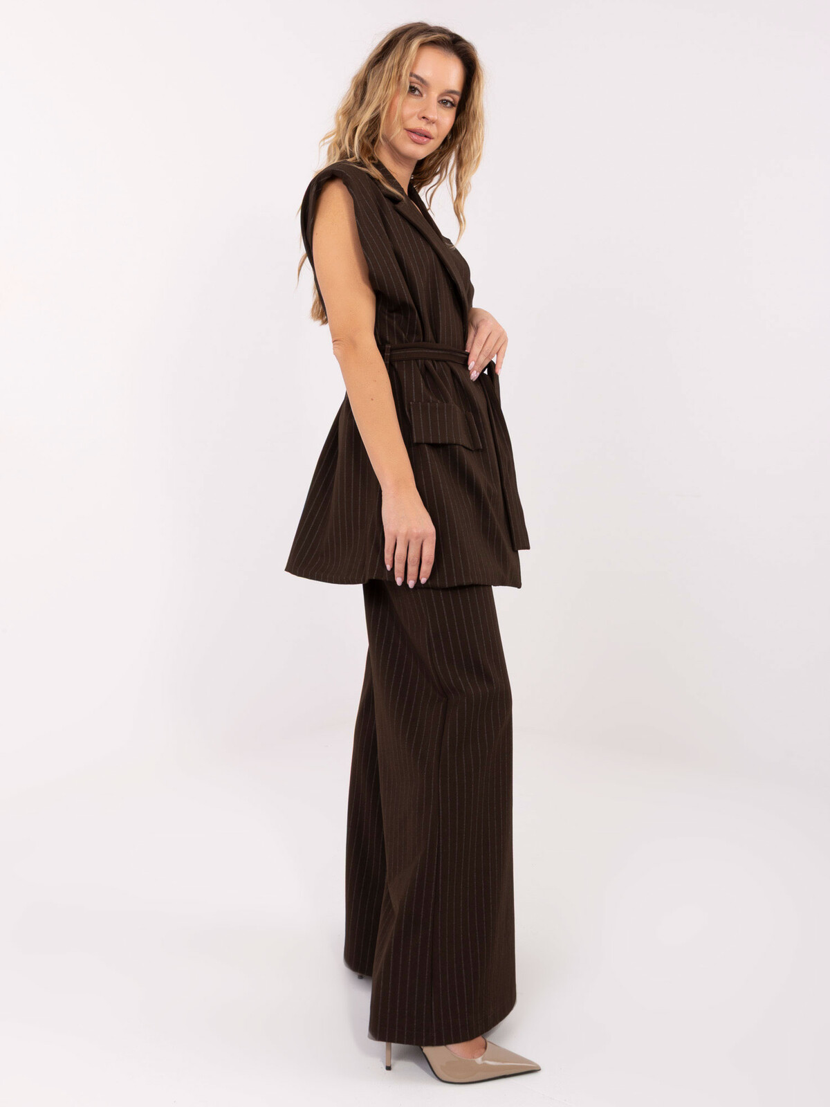 Dámský komplet s vestou v tmavě hnědé barvě