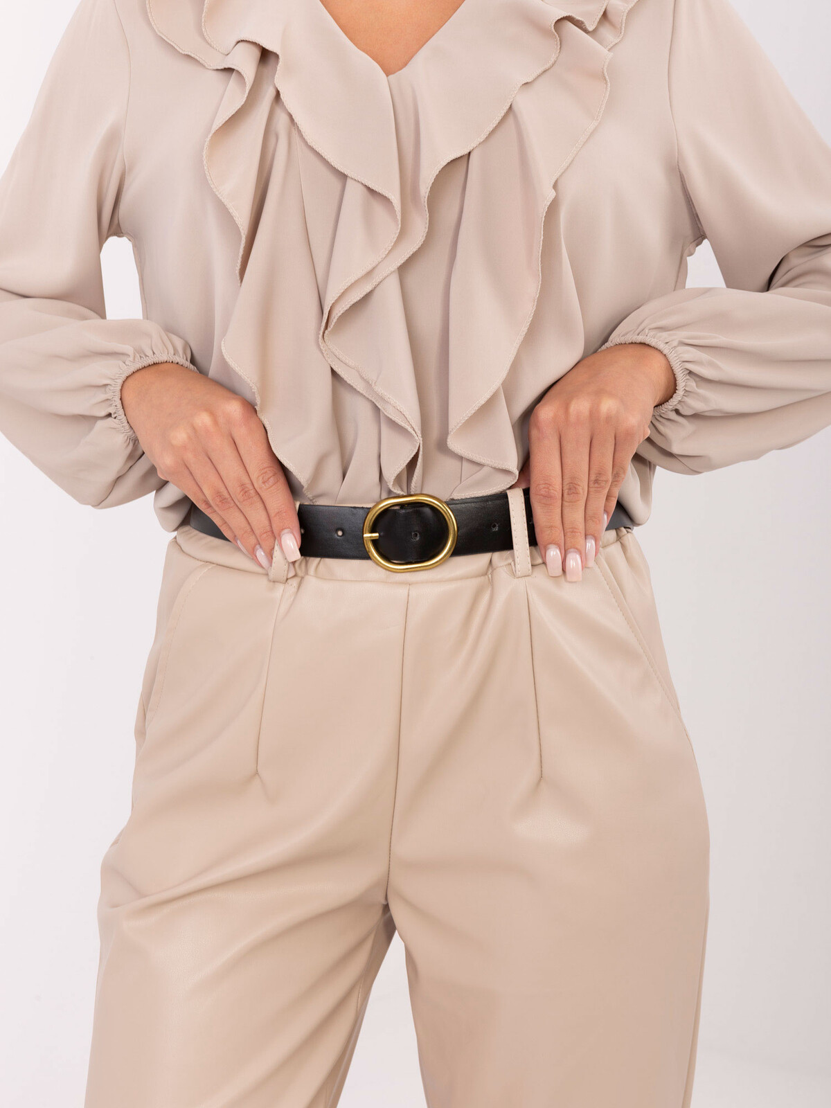 Béžové kalhoty s volánovou blůzkou