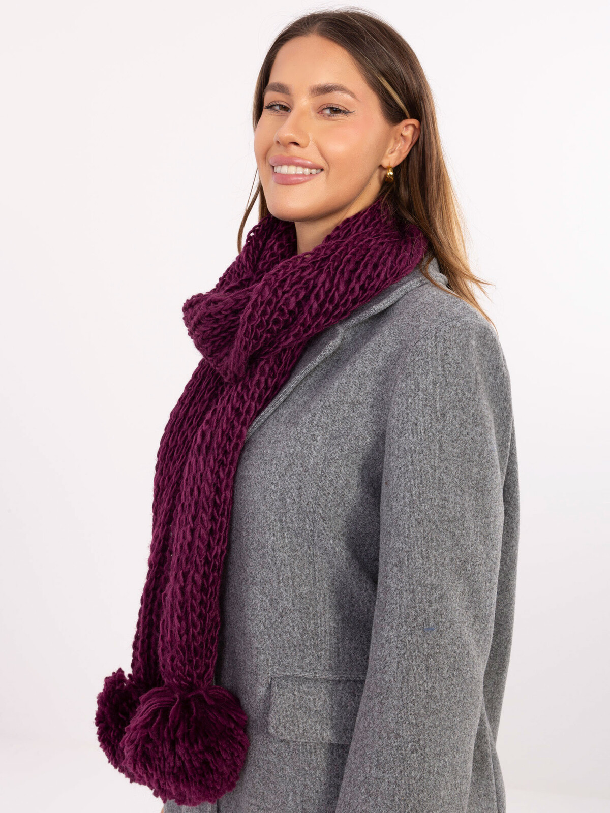 Tmavě fialová šála s bambulkami