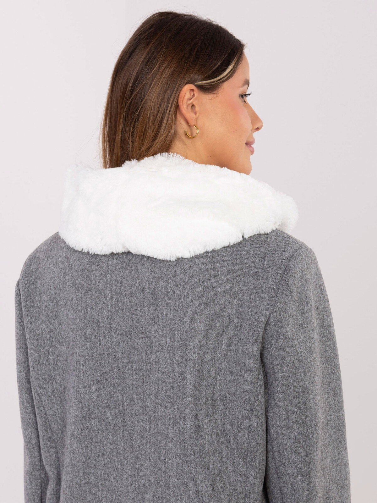 Bílá šála s umělou kožešinou