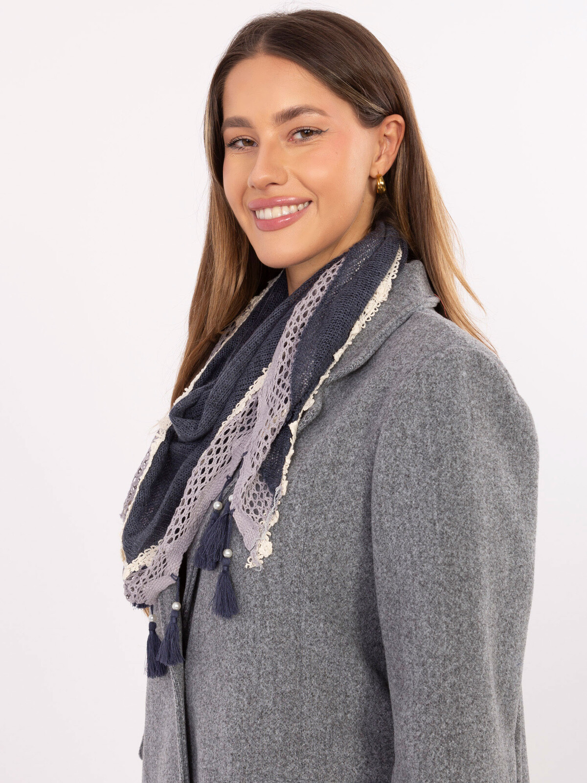 Tmavě modrá šála s ozdobnými třásněmi