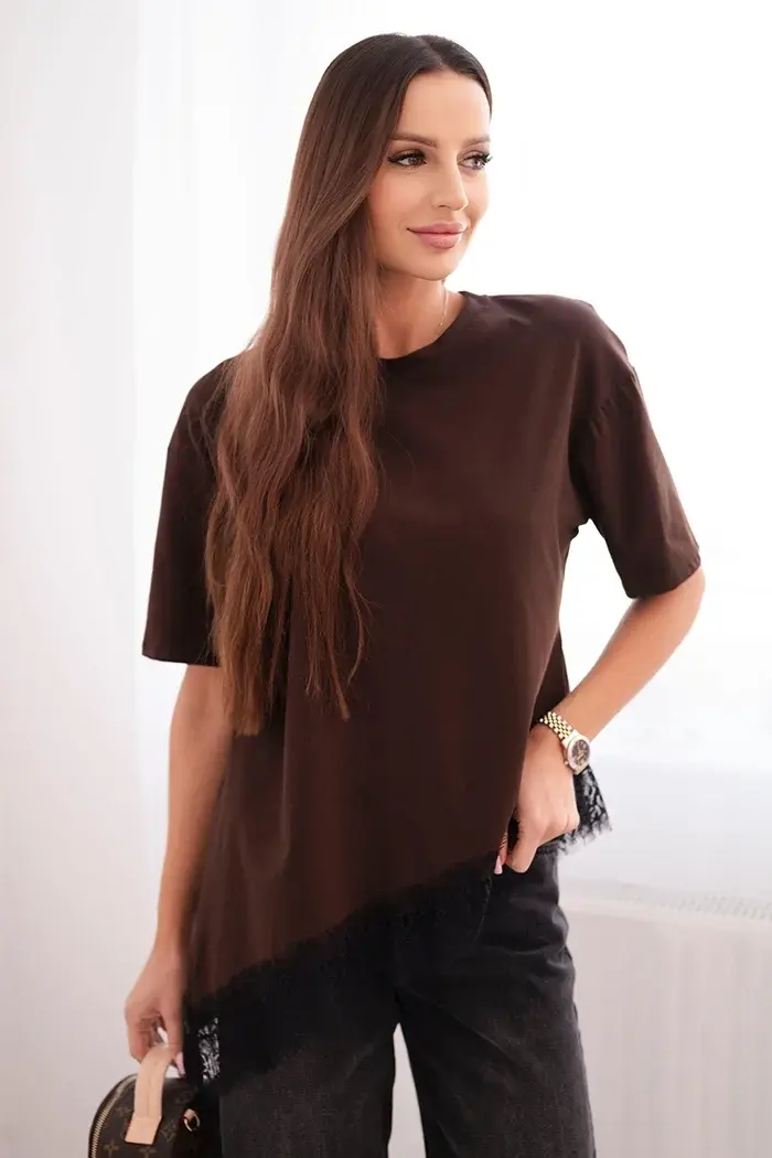Kesi Włoski Dámská asymetrická bavlněná blůza s krajkou dole hnědá