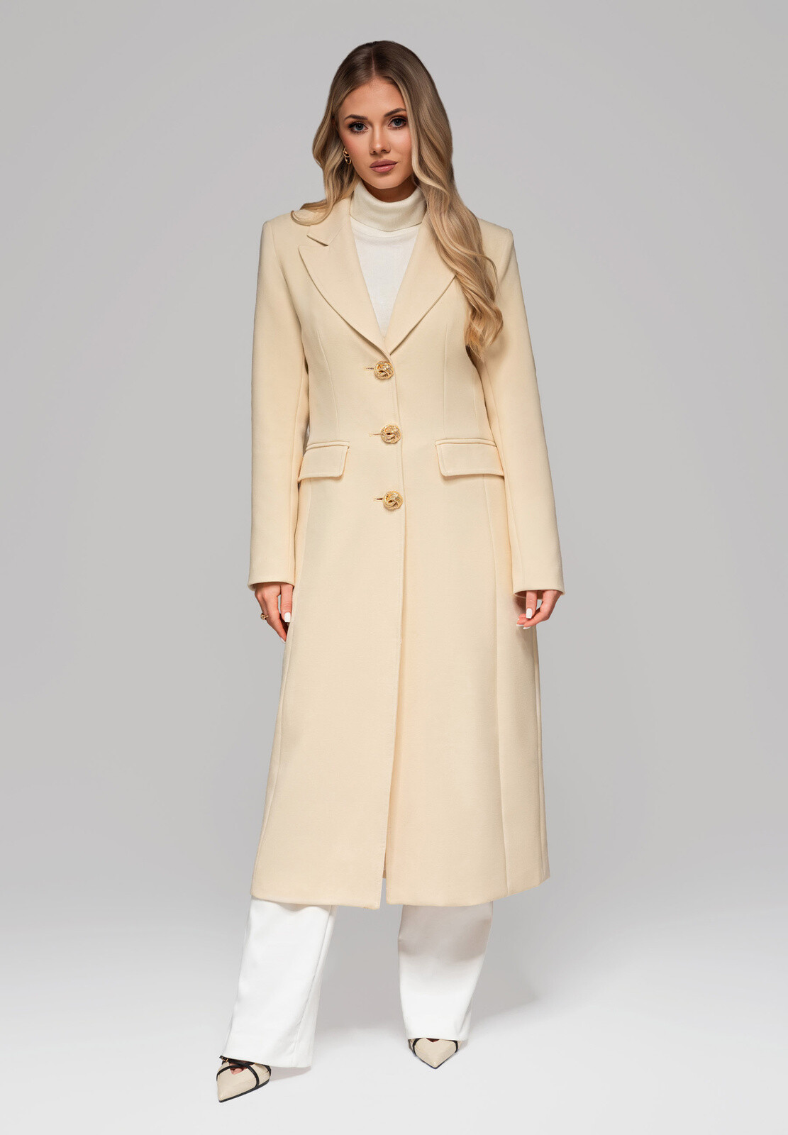 Dámský kabát s ozdobnými knoflíčky