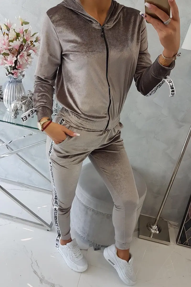 Kesi velurová souprava s ozdobnými pásky šedá