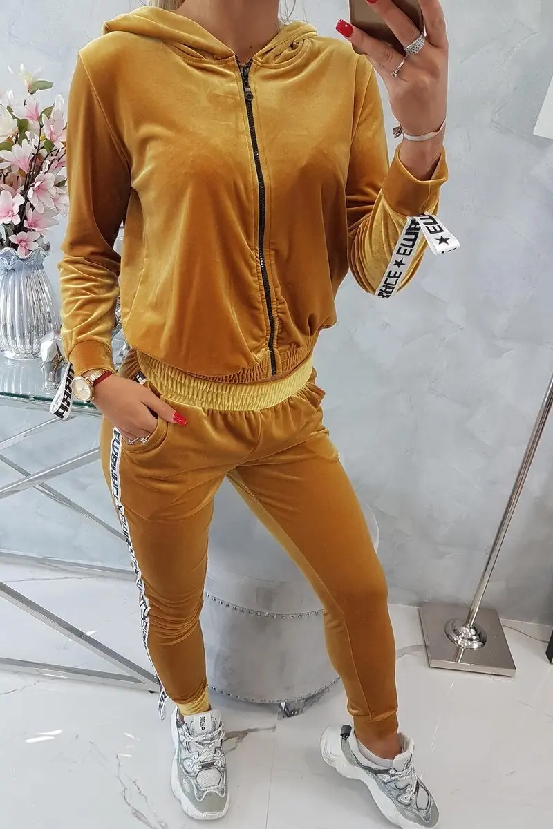 Velurová souprava s ozdobnými pruhy