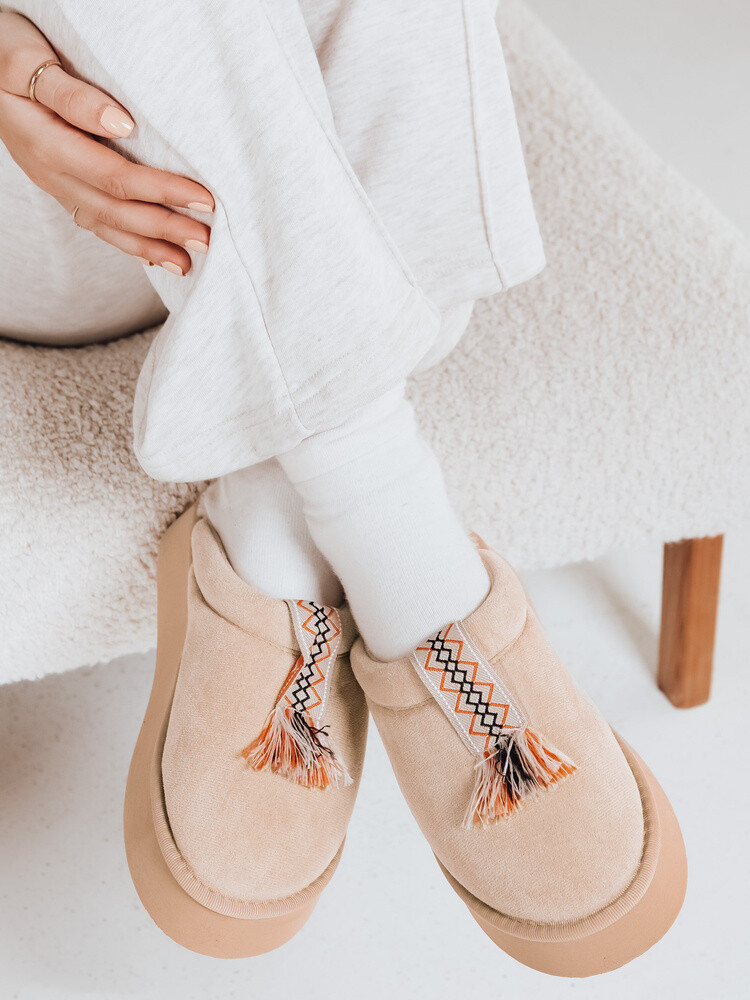 Dámské pantofle s ozdobnými třásněmi