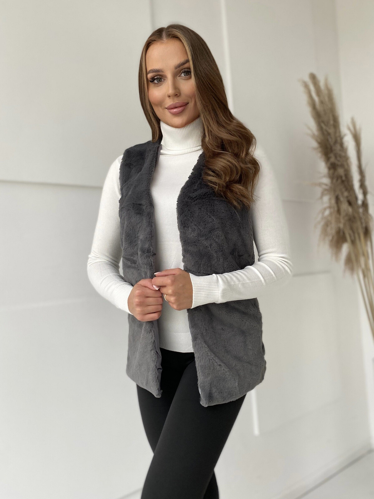 Dámská grafitová vesta s háčkovým zapínáním