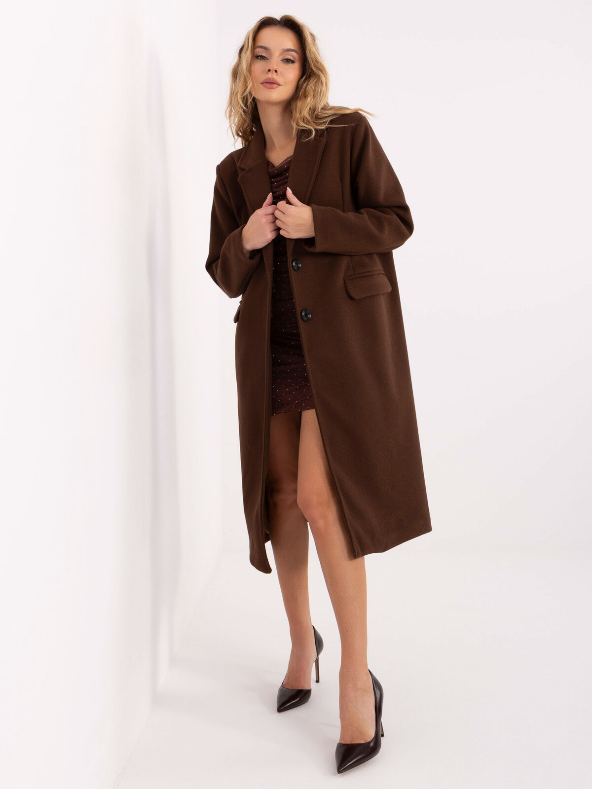 Dlouhý hnědý kabát