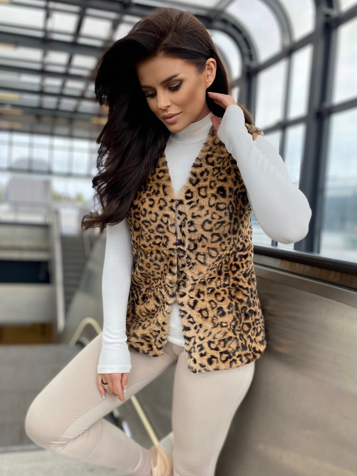 Leopardí vesta s háčkovým zapínáním