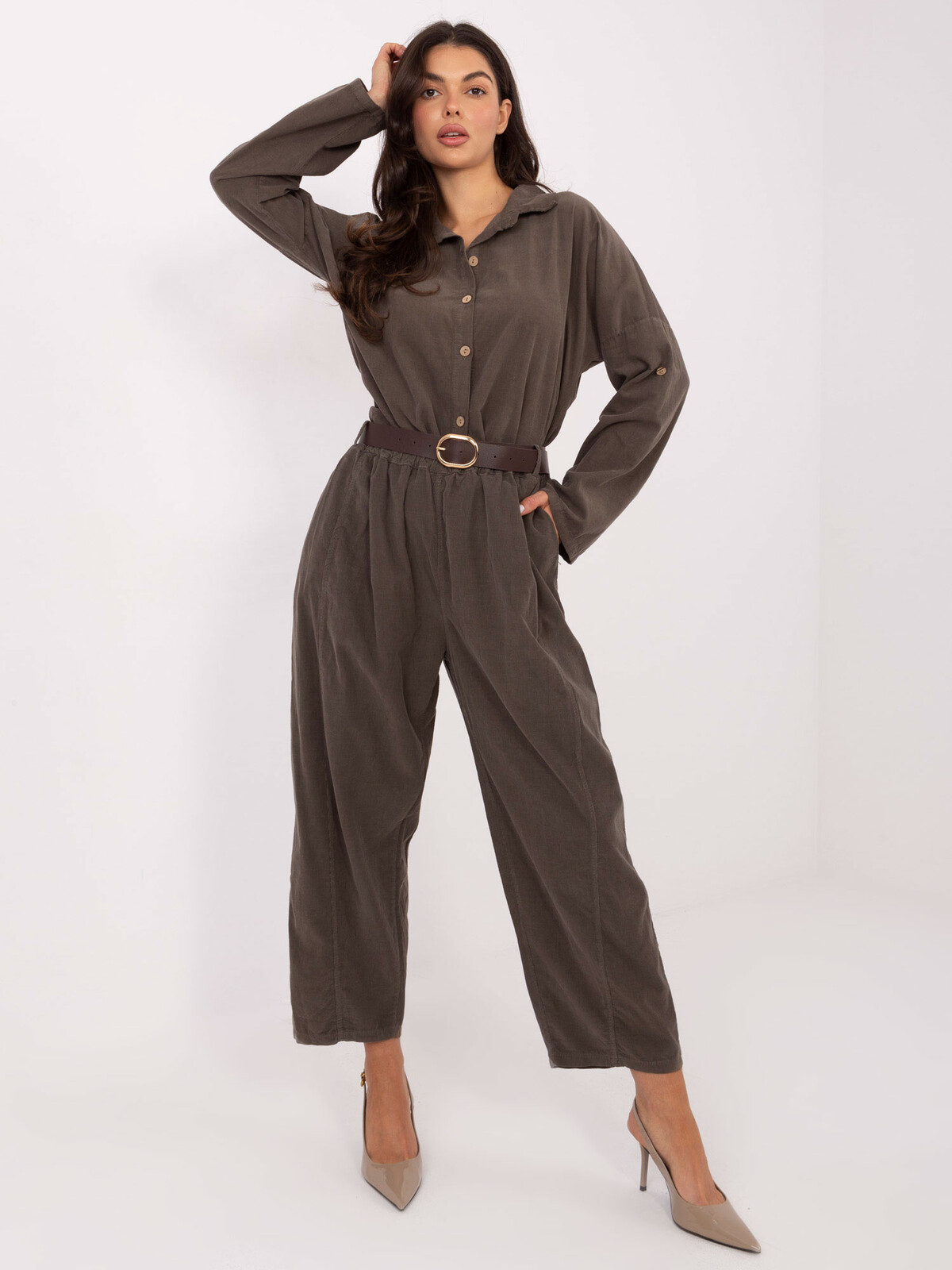 Dlouhý overal v tmavé khaki barvě