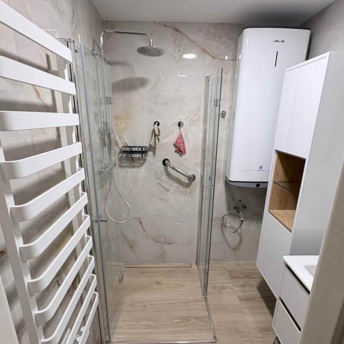 Malá světlá koupelna