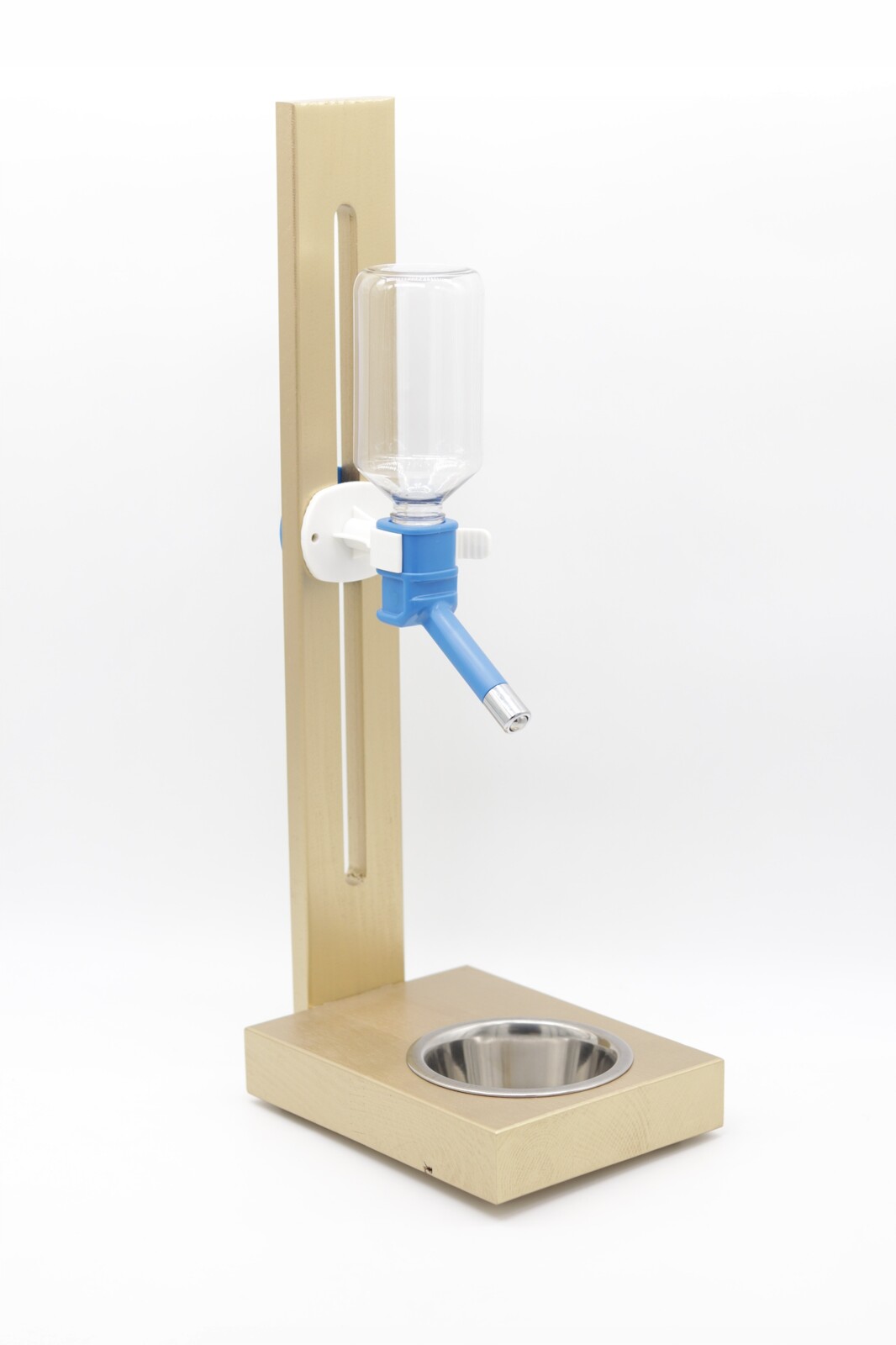 Napáječka na dřevěném stojanu. Barva: Zlatý stojan Napáječka Dávkovač vody
