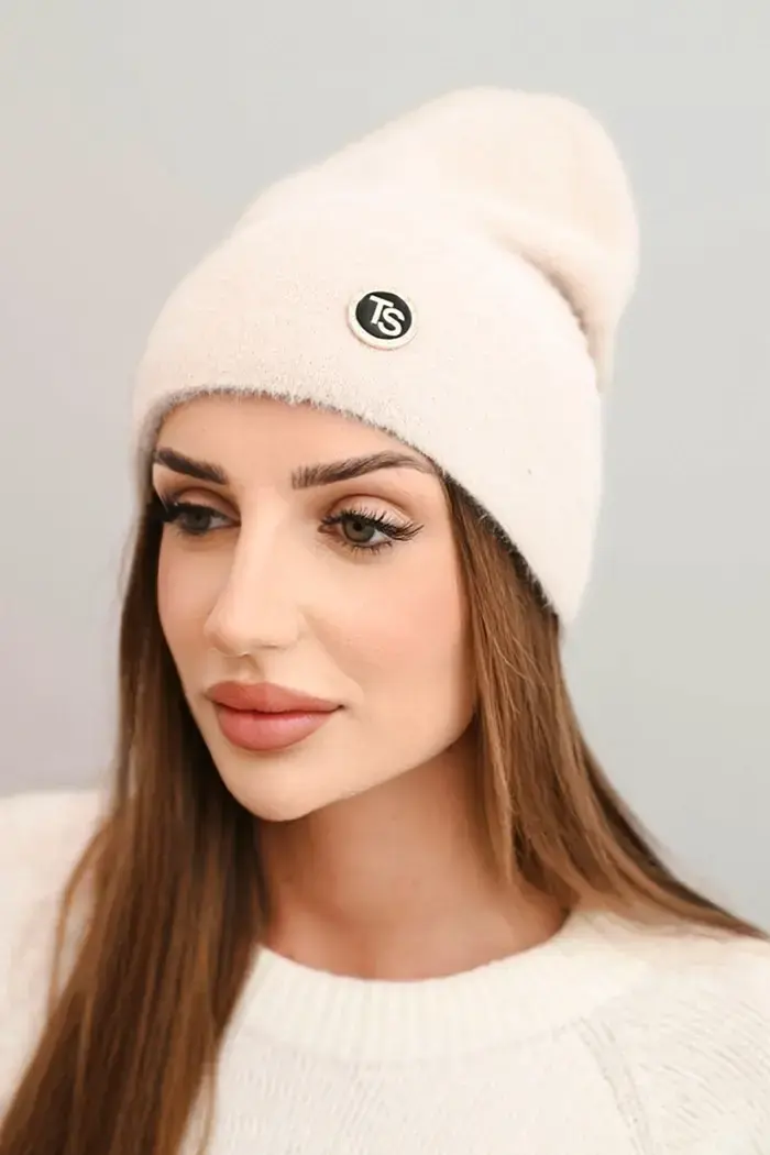 Polski Dámská měkká čepice z alpaky s ozdobnou destičkou tmavě béžová