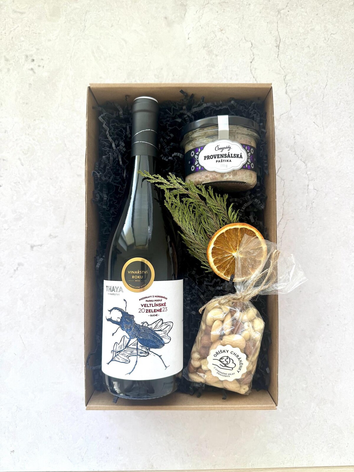 Dárkový balíček víno, paštika, oříšky
