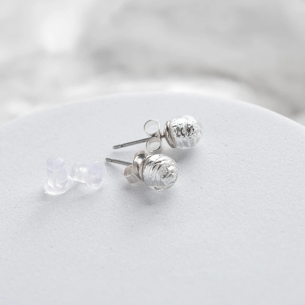 Lampglas Zářivé peckové náušnice Moon Nude s ryzím stříbrem v perlách Lampglas ENM4/AG/RHO-PU