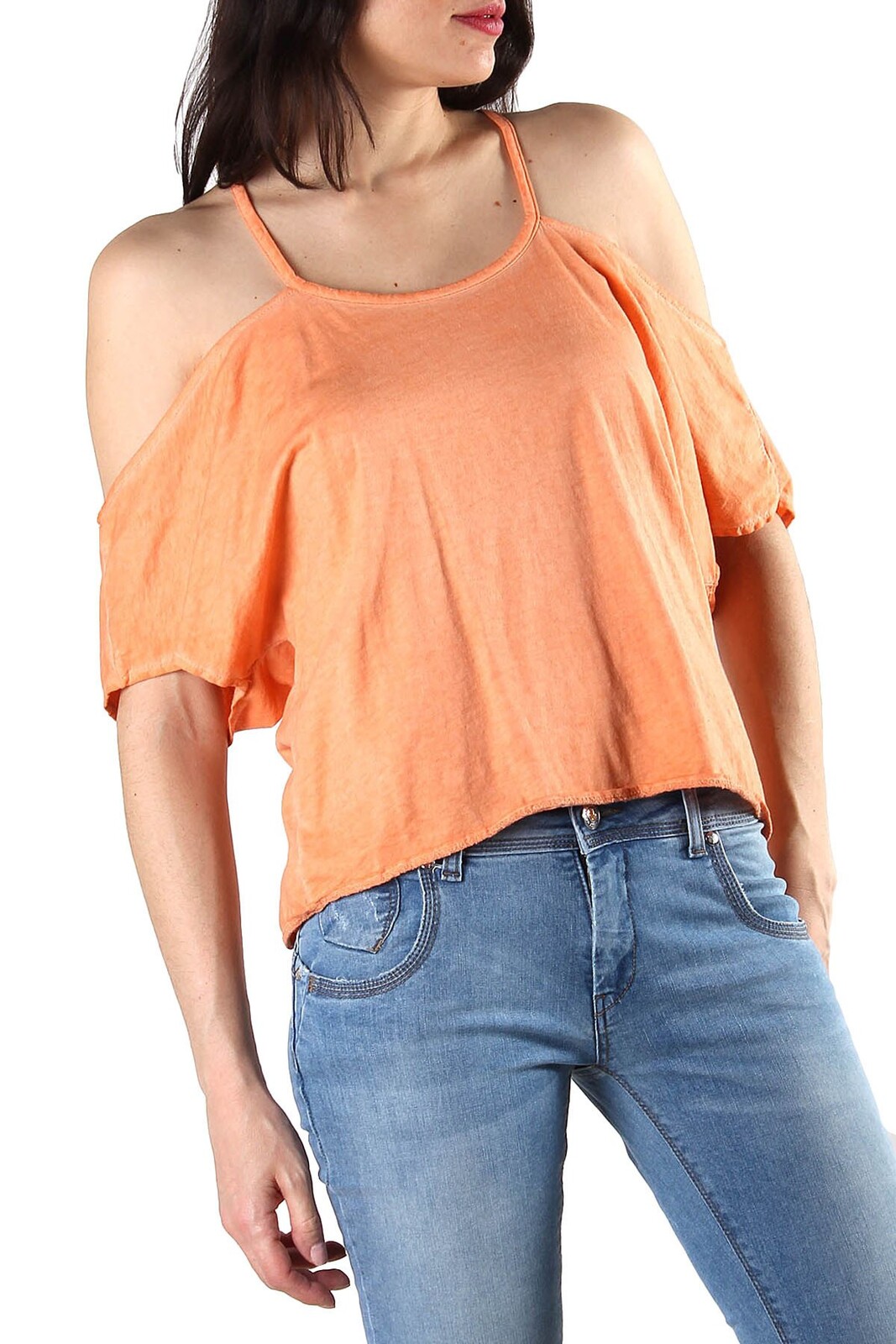 Oranžový top s odhalenými rameny