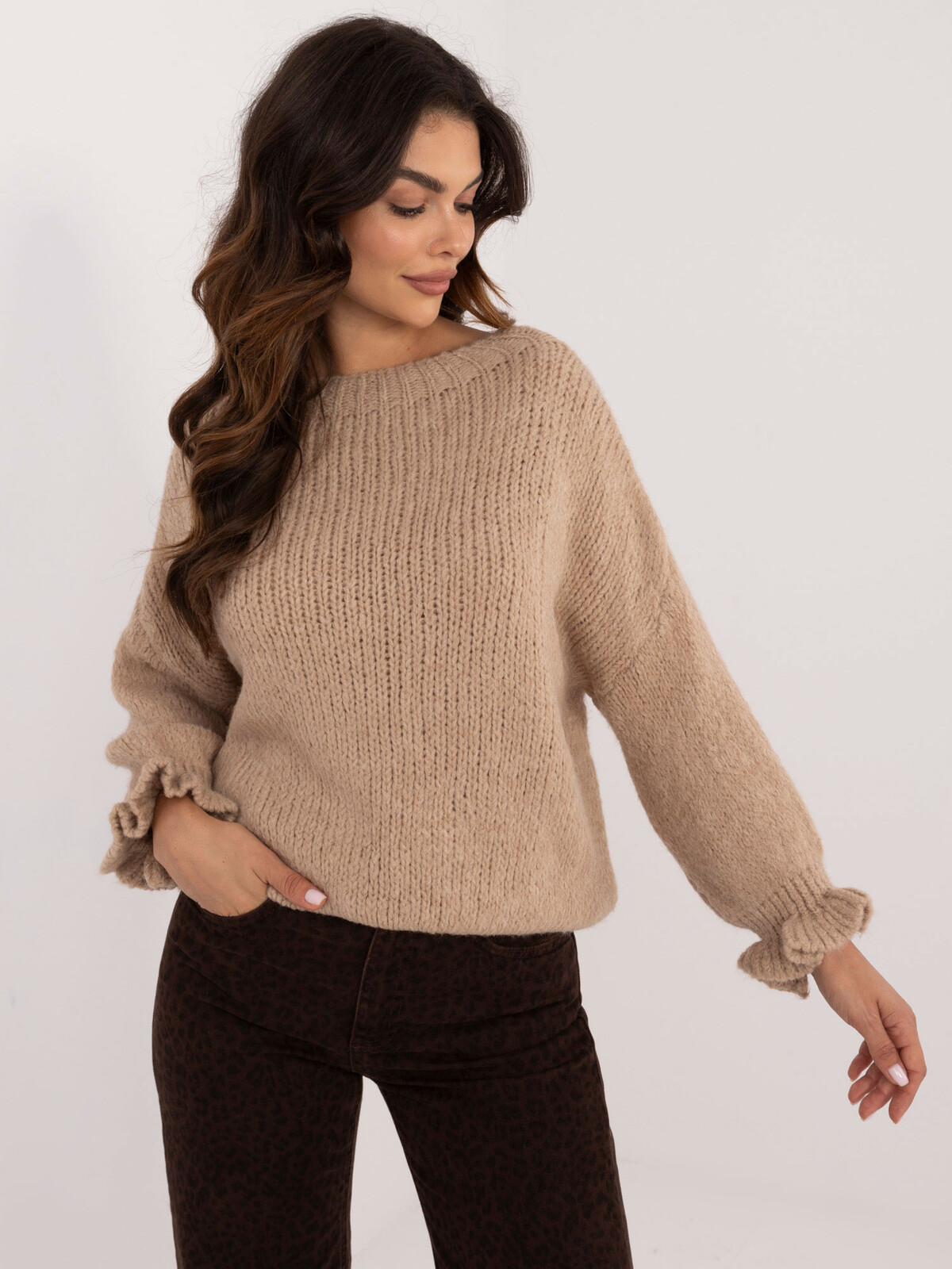 Tmavobéžový svetr s volány