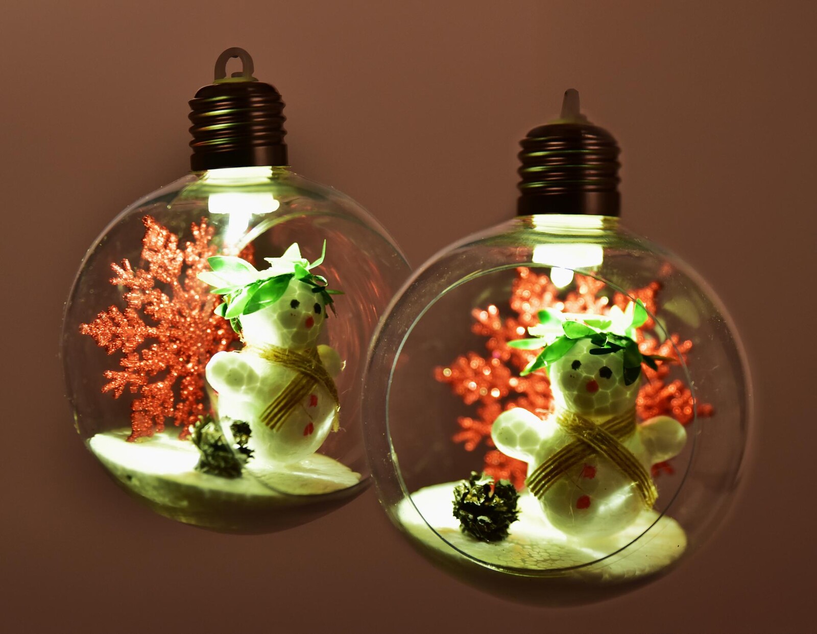 SNĚHULÁK V KOUZELNÉ KOULI | sada 2 ks LED dekorace s vnitřní scénou | 8 cm