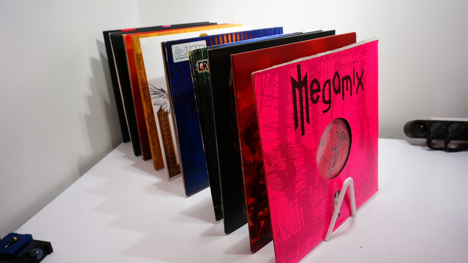 Klasický geometrický stojan na vinylové desky Design Barva Bílá 62 cm